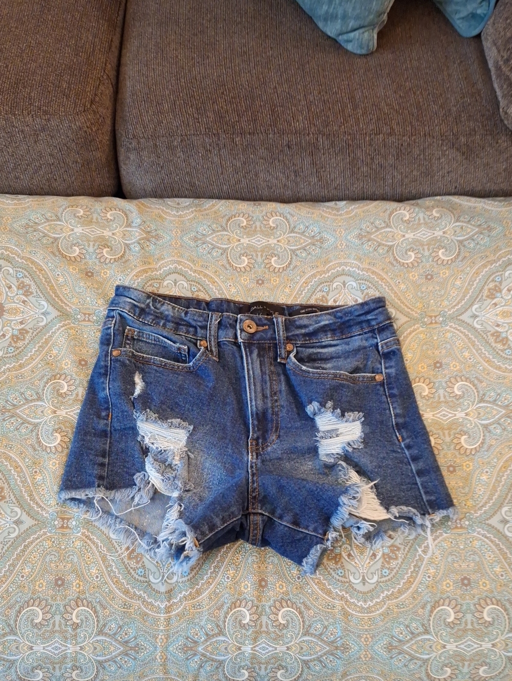 🔥🔥CLEARANCE🔥🔥 Kendall & Kylie Distressed Dark Blue Denim Shorts. Size 1